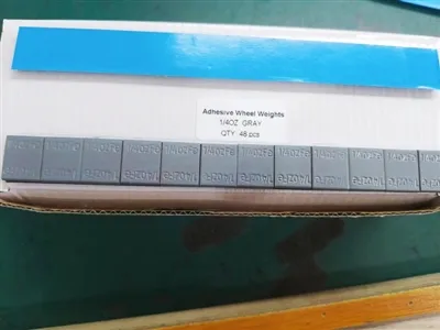 Um recipiente de 20 pés com pesos adesivos de aço de 1/4 onça enviados para n...